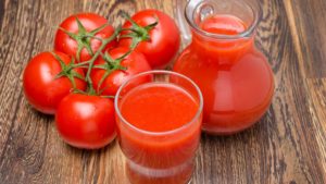 Food___Drinks_The_branch_of_tomato_and_tomato_juice_097324_