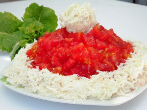 salat-krasnaya-shapochka-s-pomidorami-7
