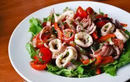 salat_s_kalmarami_i_pomidorami