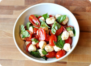 salat-s-pomidorami-i-syrom3