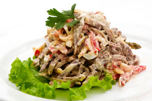 salat-tyoshhin-yazyk-iz-ogurcov