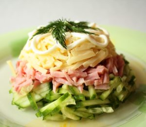 salat_s_vetchinoj_i_syrom_i_ogurcom